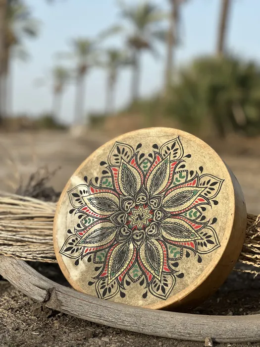 מנדלה שחורה על תוף עור