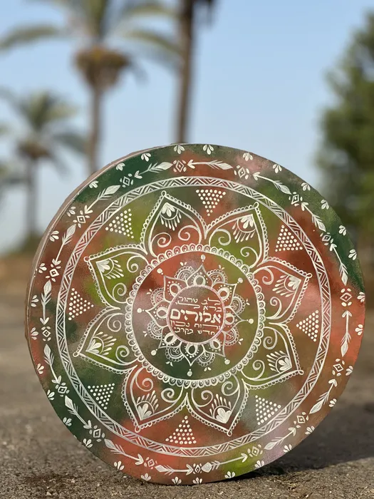 תוף ענק מנדלה לבנה על רקע צבעוני