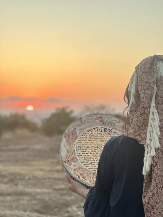 אשת חיל מוזהב על תוף מעור ענק