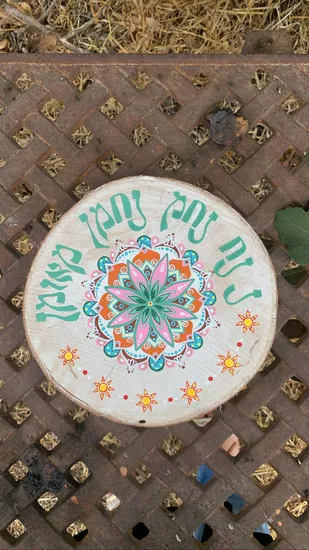 מנדלה צבעונית על עץ