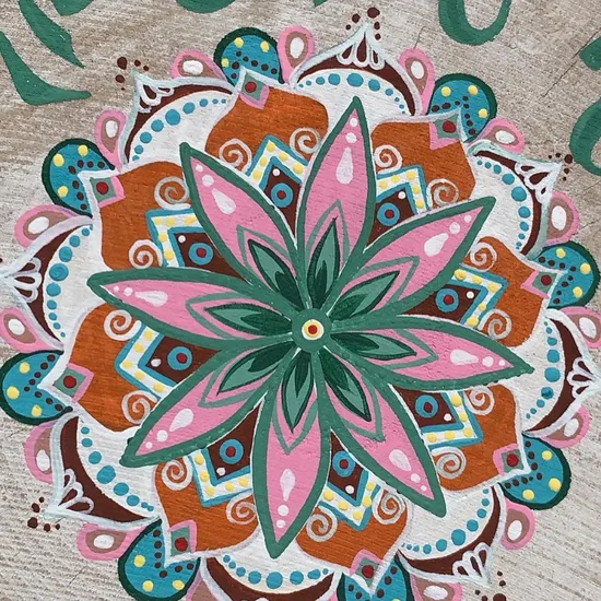 מנדלה צבעונית על עץ