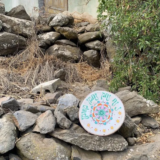 מנדלה צבעונית על עץ