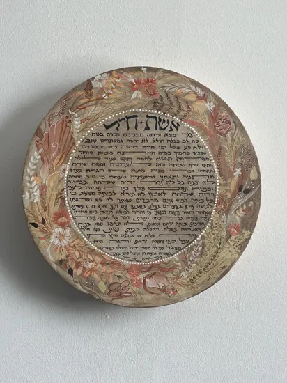 אשת חיל מוזהב על תוף מעור ענק