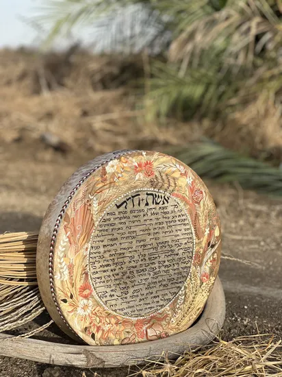 אשת חיל מוזהב על תוף מעור ענק