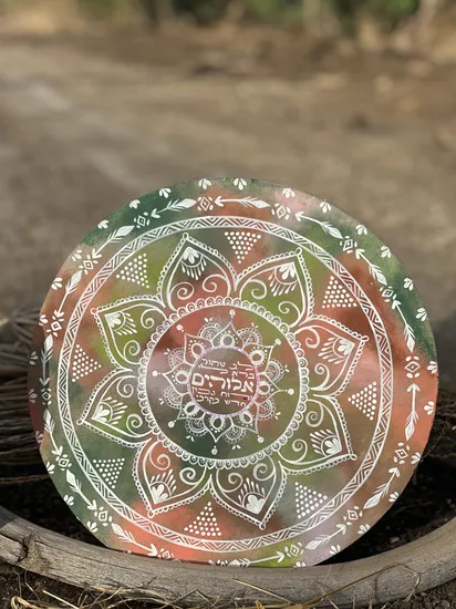 תוף ענק מנדלה לבנה על רקע צבעוני