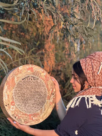 אשת חיל מוזהב על תוף מעור ענק