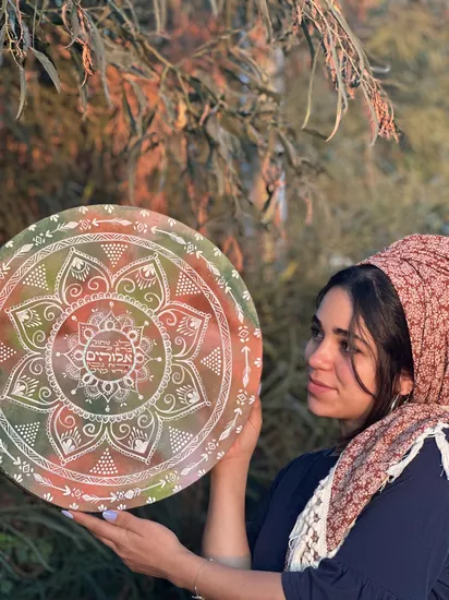 תוף ענק מנדלה לבנה על רקע צבעוני