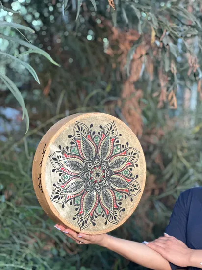 מנדלה שחורה על תוף עור