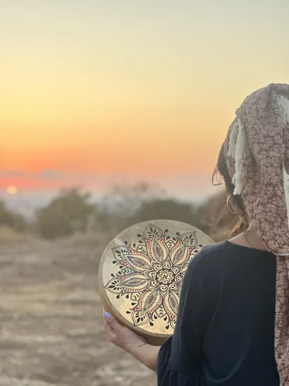 מנדלה שחורה על תוף עור