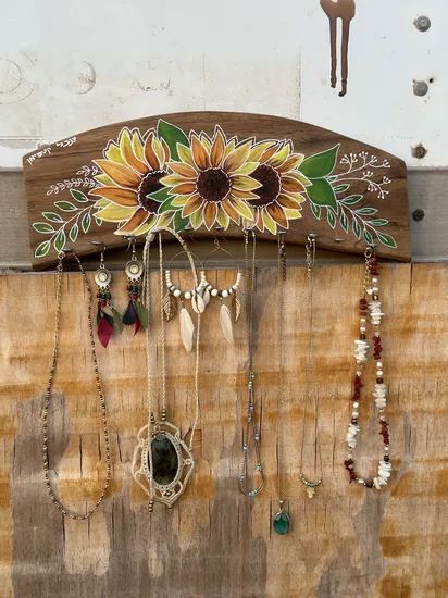 מתלה לתכשיטים מעץ