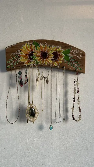 מתלה לתכשיטים מעץ