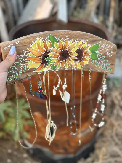 מתלה לתכשיטים מעץ