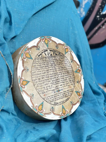 אשת חיל על תוף מעוטר מנדלה