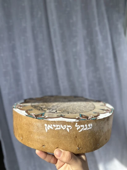 אשת חיל על תוף מעוטר מנדלה