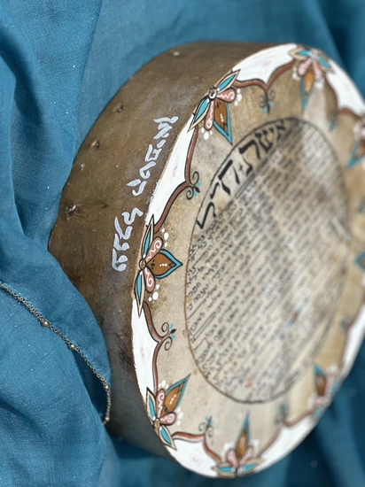 אשת חיל על תוף מעוטר מנדלה