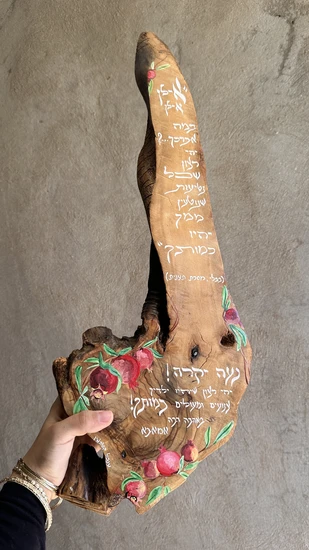 הקדשה על עץ ועיטורי רימונים