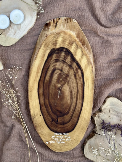 הדלקת נרות על עץ עם חמניות