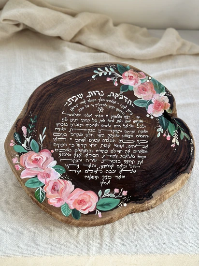 הדלקת נרות על עץ עם וורדים