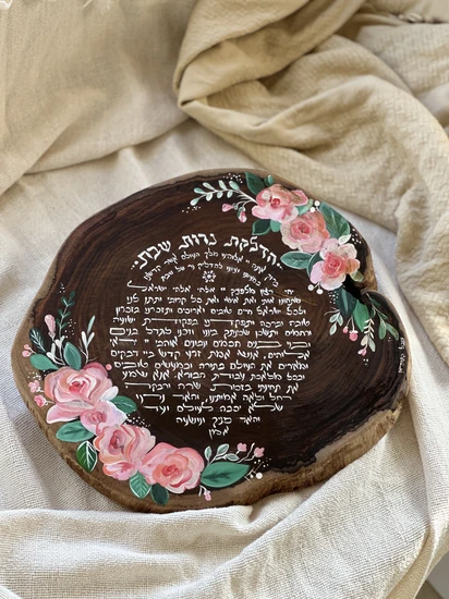 הדלקת נרות על עץ עם וורדים