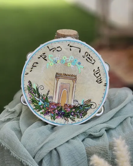 בית המקדש מקושט על תוף