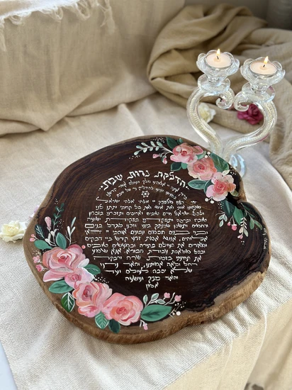 הדלקת נרות על עץ עם וורדים